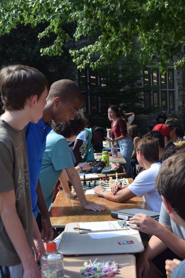 Students survey the offerings at the 2022 Upper School clubs fair.