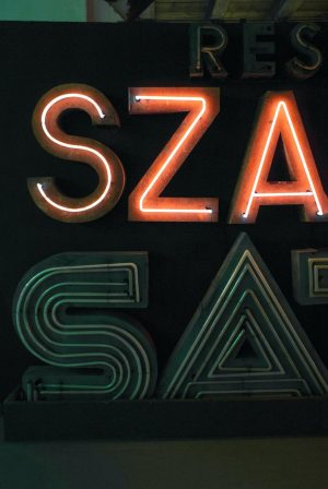 A photographer captures Szas name in lights.